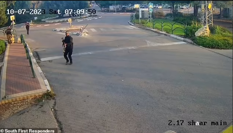 "Молилася, щоб у мене потрапила ракета". З'явилися раніше не опубліковані кадри нападу ХАМАС на фестиваль у Реїм